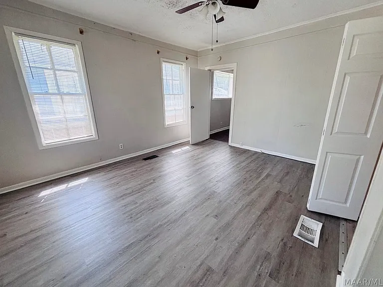 218 Broadway St — Photo 9