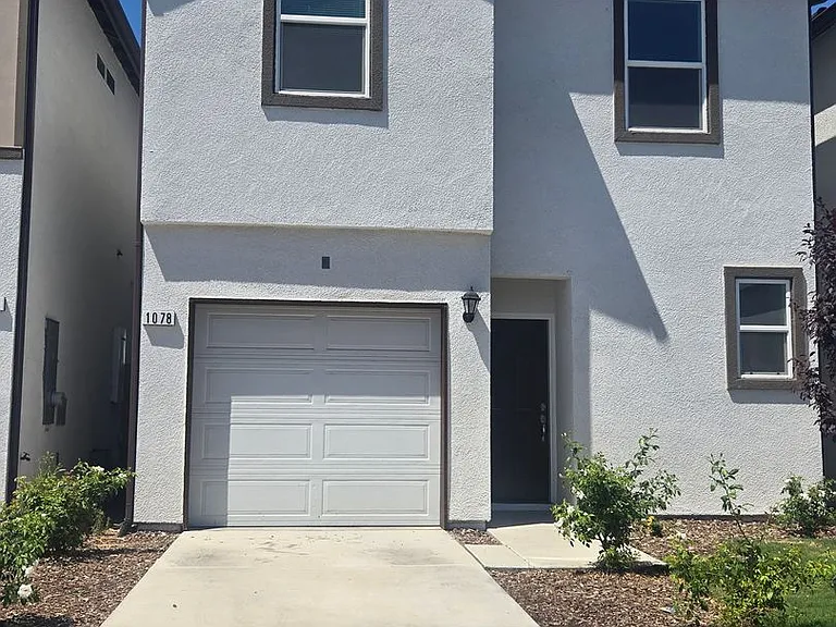 1078 Buena Vista Ln — Photo 2