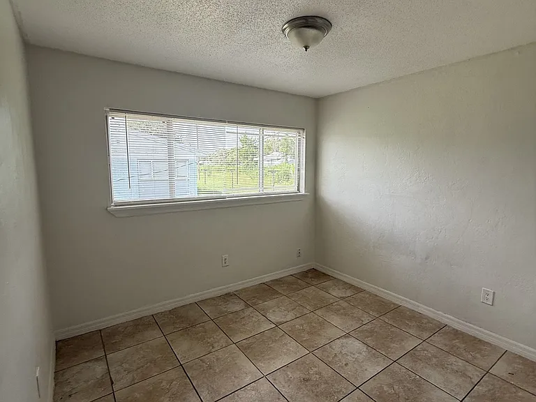 408 SE 7th Ter #8 — Photo 6