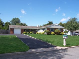 8 Segatogue Ln, South Setauket, NY 11720