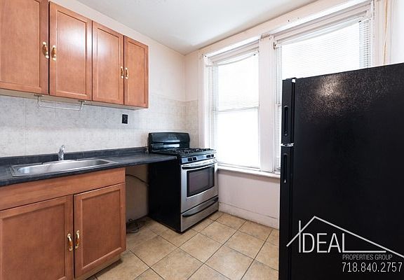 3rd image of 709 Hinsdale St
