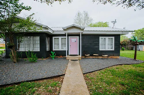 604 W Pecan St Photo 1