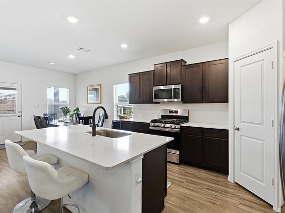 5th image of 832 Mallow Rd