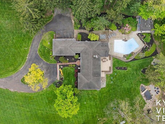 2nd image of 1585 River Oaks Dr SE