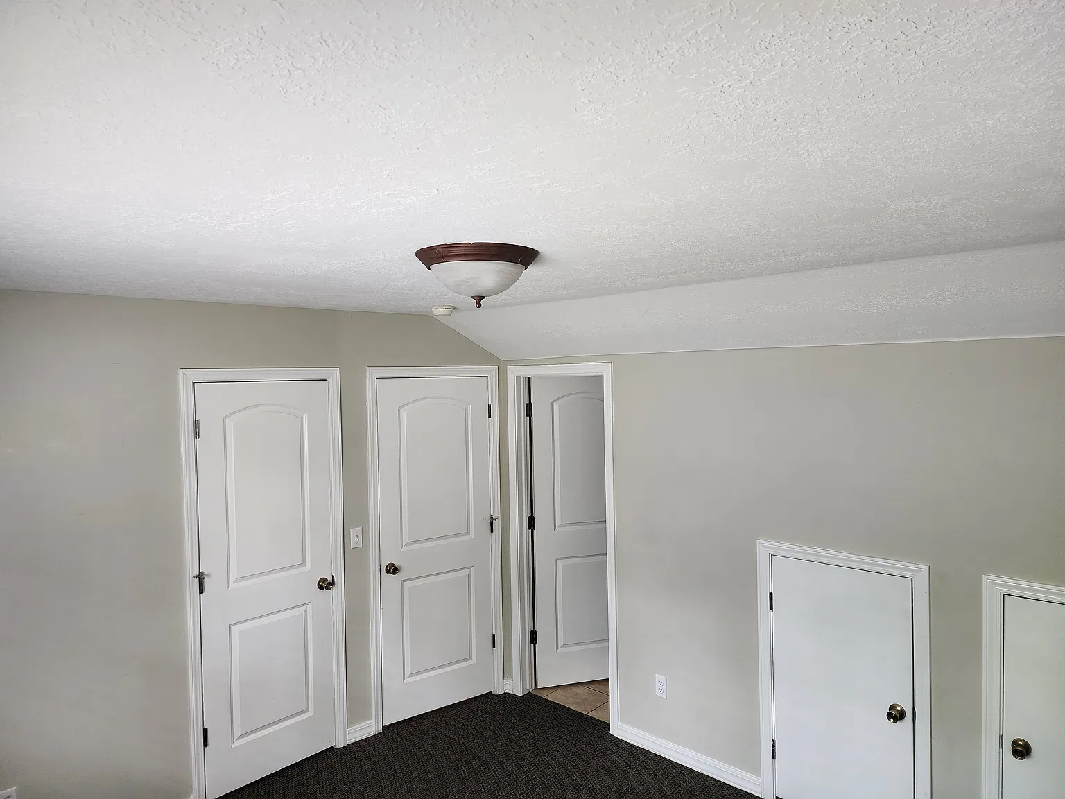 3 bed, 1.5 bath, 1200 sqft, $1,600 — Photo 3