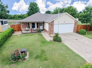 910 W Green Acres Pl, Rogers, AR 72758