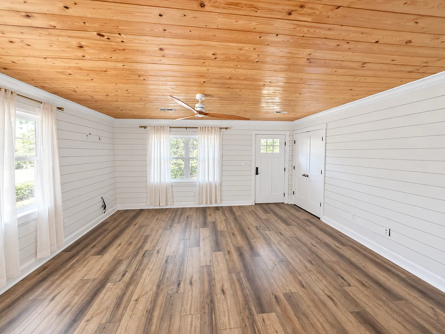 3 bed, 1400 sqft, $5,999 — Photo 4