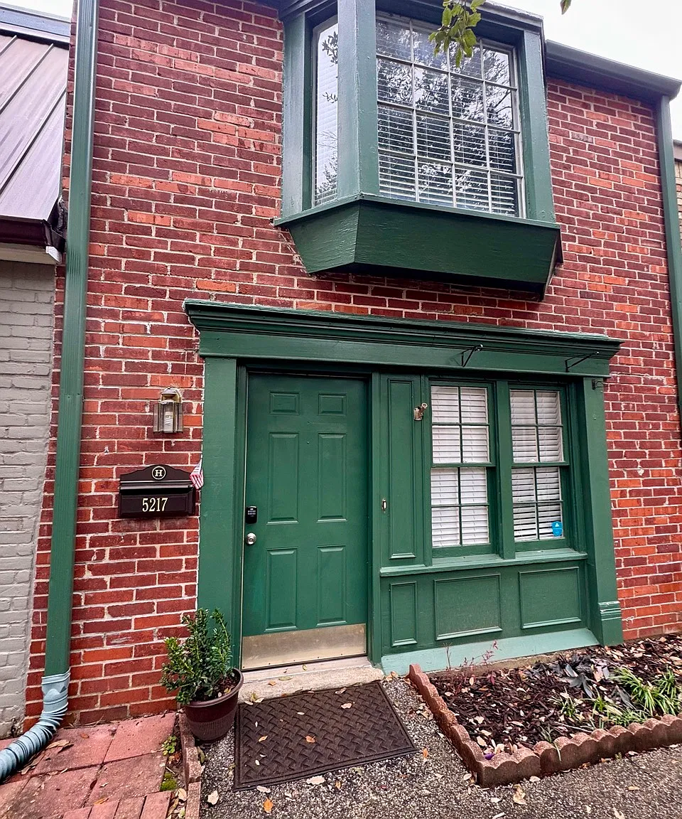 2 bed, 1.5 bath, 1230 sqft, $1,600 — Photo 1