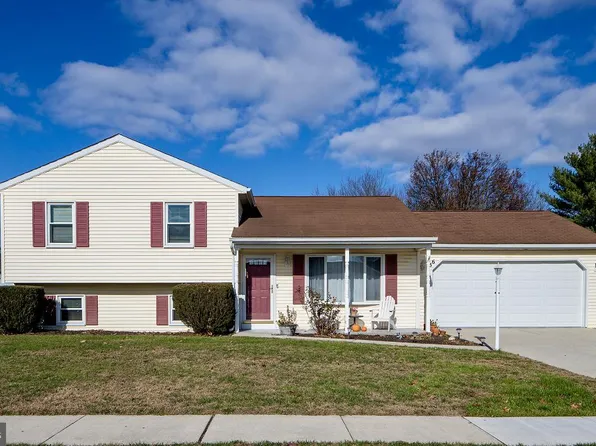 56 Honeysuckle Dr, Mechanicsburg, PA 17050