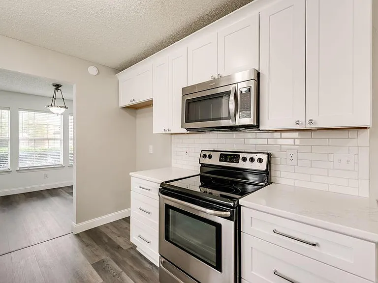 10717 Pineview Ln — Photo 13