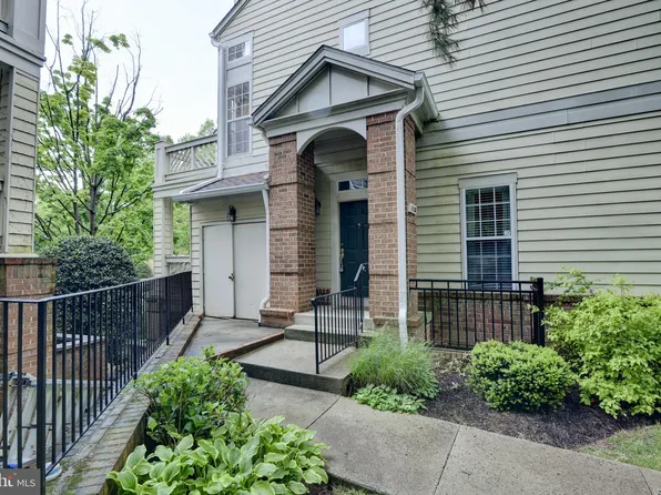 1320 Garden Wall Cir #302, Reston, VA 20194