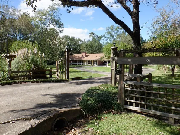 1425 Countrywood Cir, Sour Lake, TX 77659