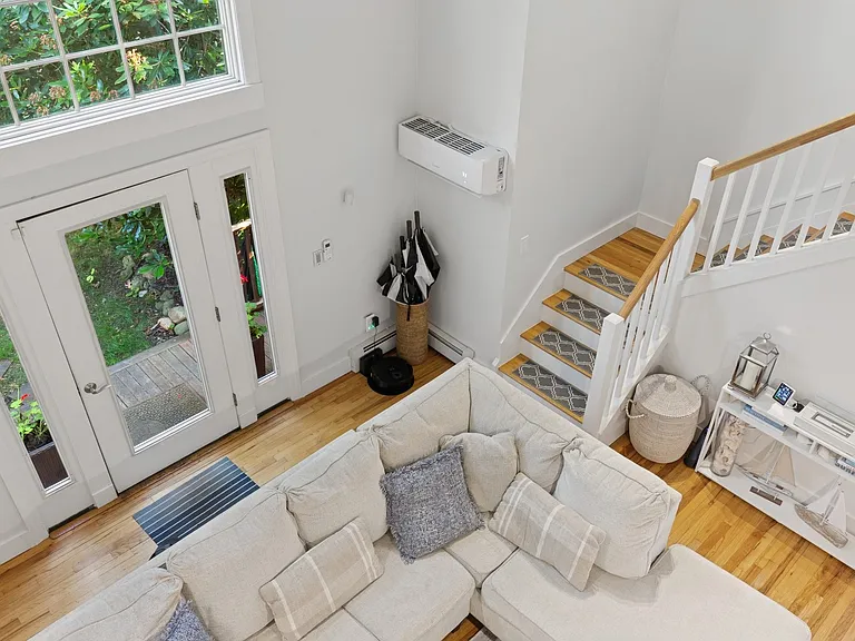 17 Montauk Ave — Photo 4