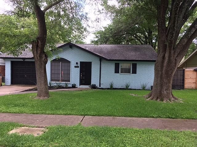 Welcome home! Cute & Stylish 3/1 on dead end street!