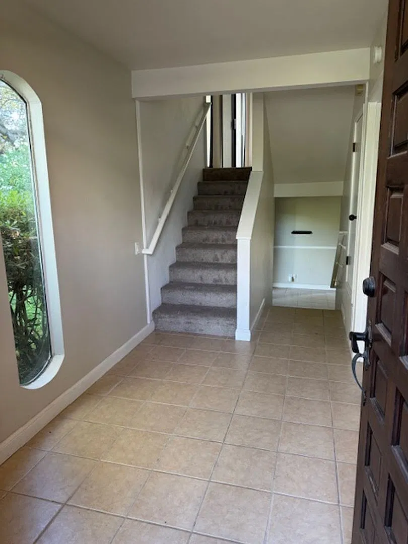 Beautiful 2 Bedroom, 2 Bathroom Townhouse — Photo 2