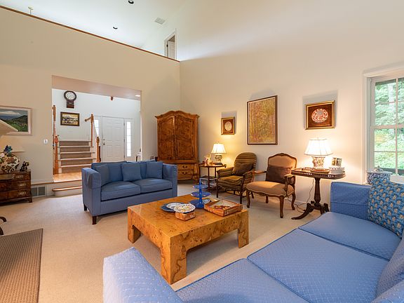 05_42WeaversHillRd_10003_LivingRoom_HiRes.jpg