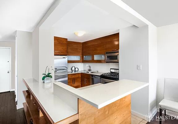 4th image of 201 W 70th St APT 19H