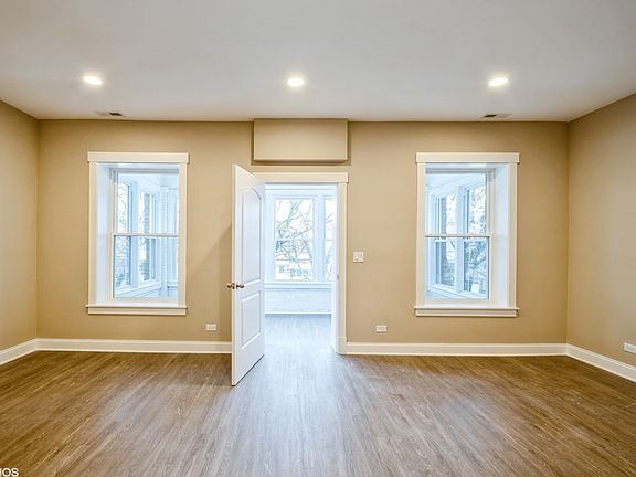 3rd image of 4834 N Saint Louis Ave