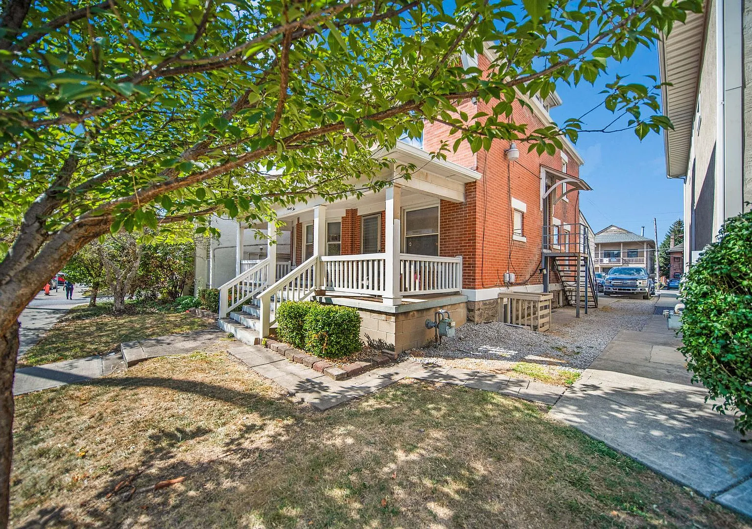 Massive 10 Bedroom Newly Renovated House Perfect for Students, Greek Life, Clubs, and More! — Photo 4