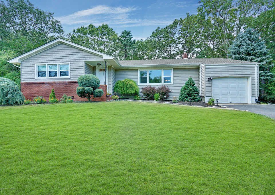 1st image of 66 Yorkshire Dr