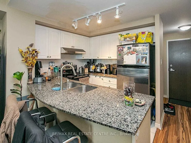 9 George St N #814 — Photo 6