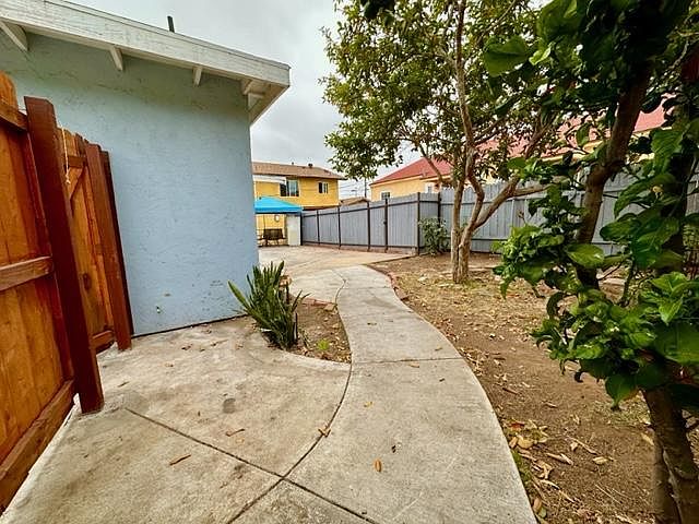 1st image of 917 B Ave E