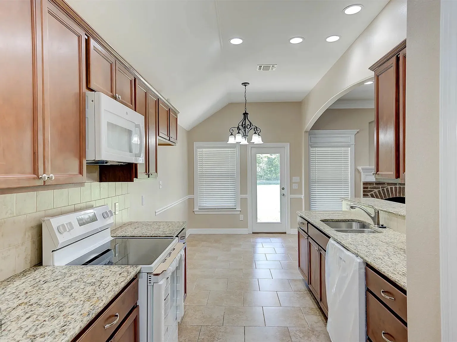 3 bed, 1600 sqft, $2,524 — Photo 2