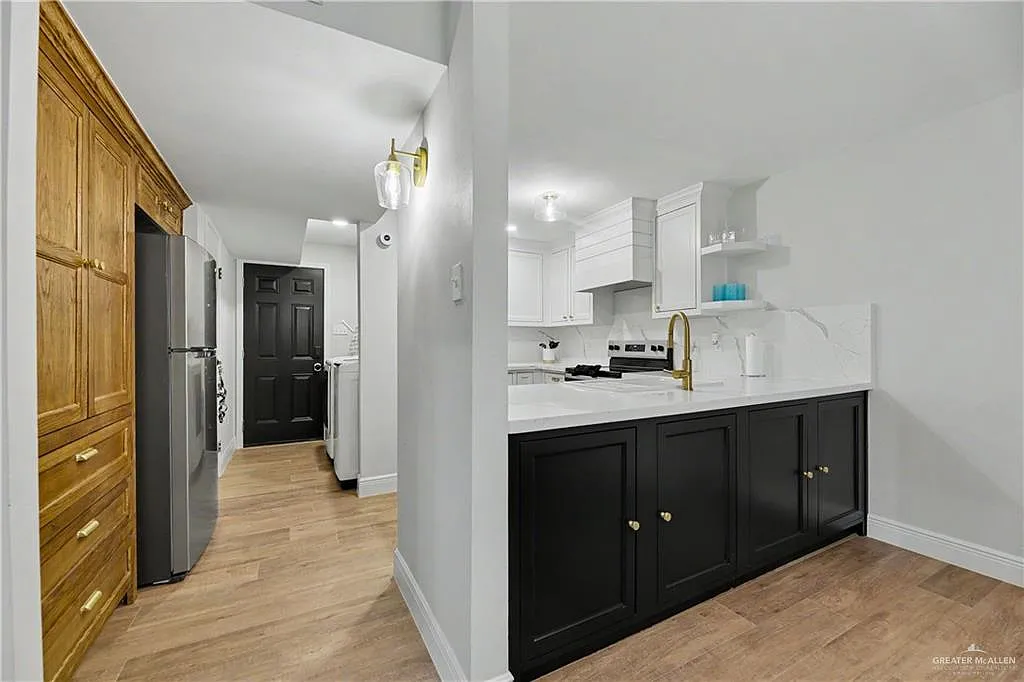 3 bed, 3.0 bath, 2062 sqft, $2,000 — Photo 3