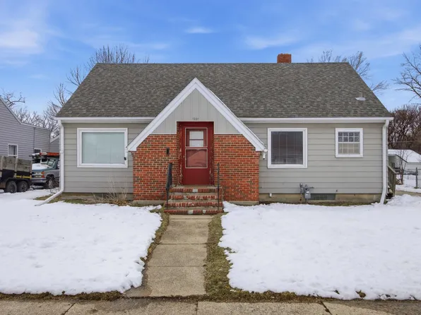 1221 5th St S, Moorhead, MN 56560