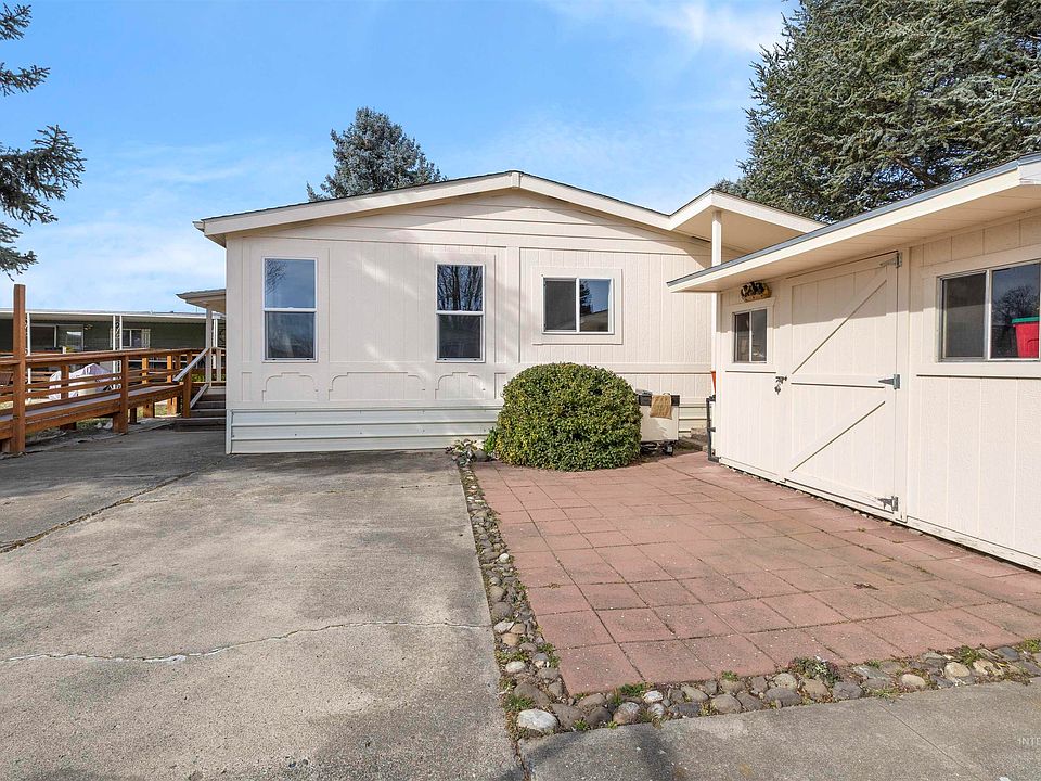 1st image of 2015 6th Ave Space 102