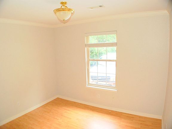 5th image of 117 E Rock St