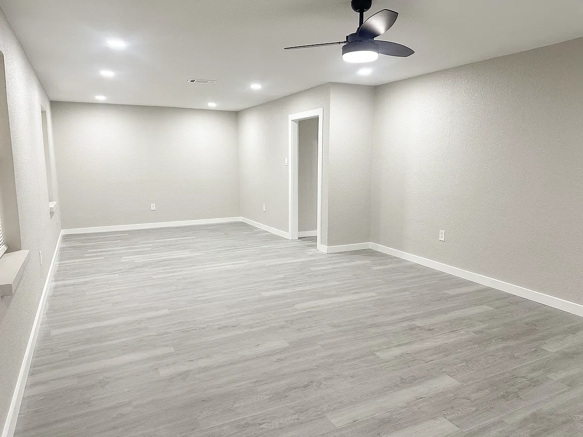 Living/Dining Room - 1015 Maplewood Dr