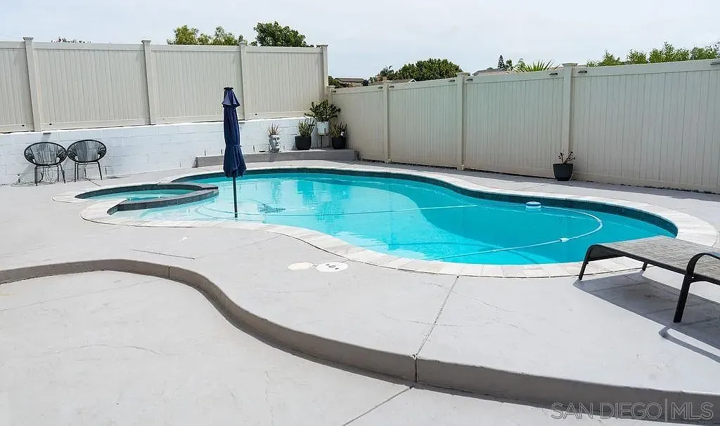 3 bed, 2.0 bath, 1196 sqft, $4,100 — Photo 2