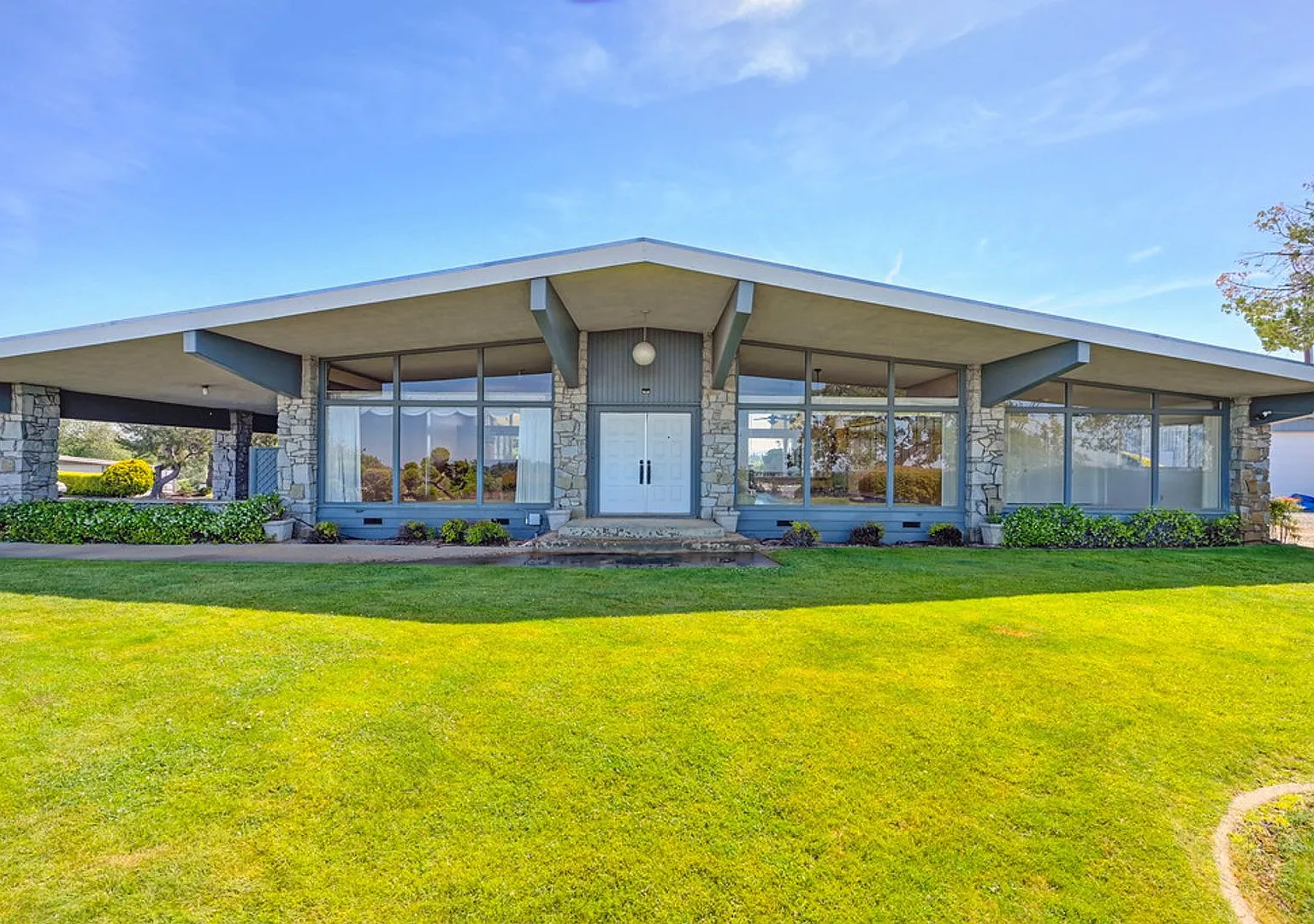 Luxury Living with Stunning 360-Degree Views & Private Pool Retreat — Photo 1