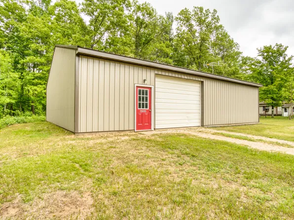 6088 Cherokee Dr, Howard City, MI 49329