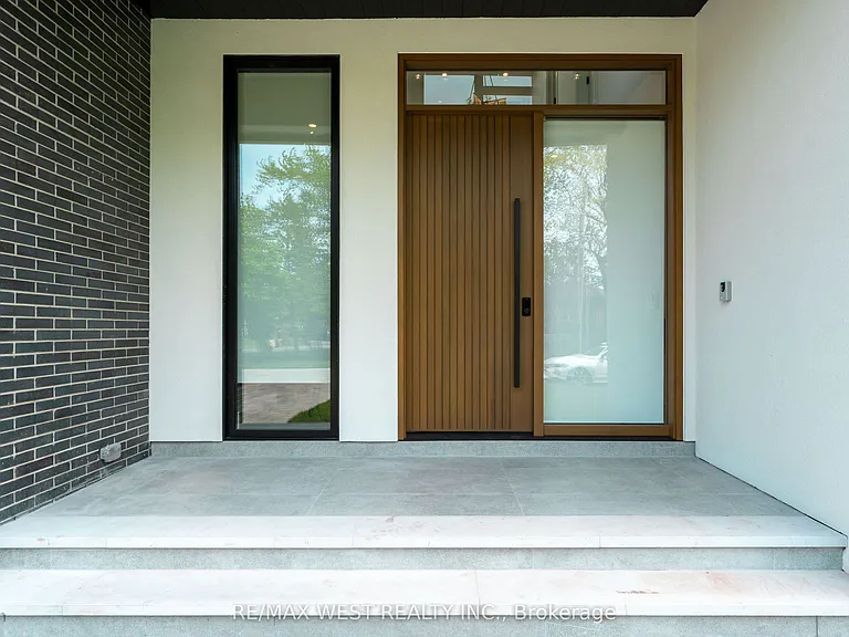 510 Wellington Cres — Photo 3