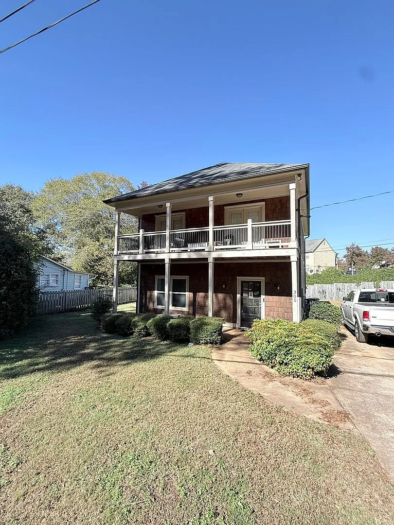Four Bedroom Near Downtown Available for Pre-Lease! — Photo 2