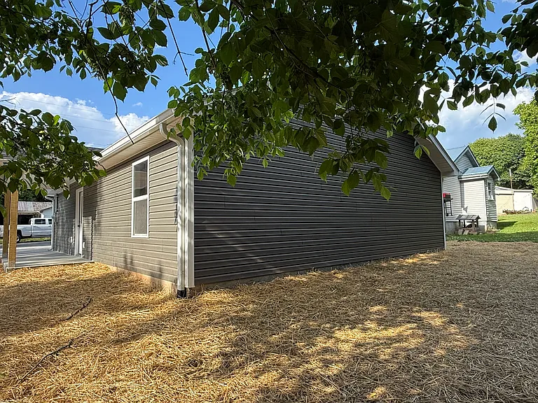 836 Truman St — Photo 4