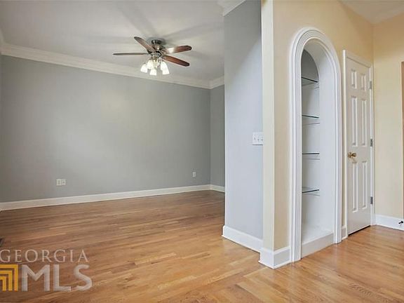 3rd image of 9412 Parkwood Ave