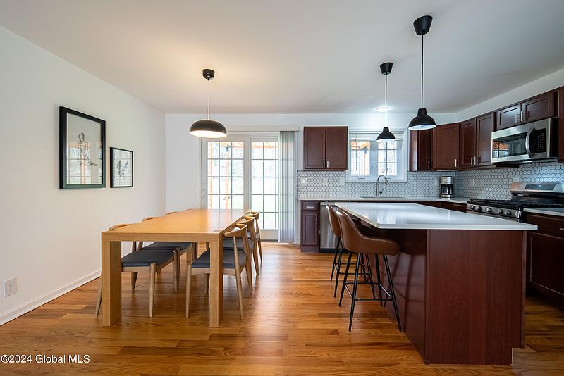 5th image of 15 Mountain View Avenue
