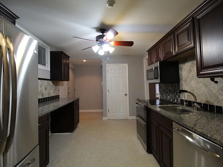 3215 Charlotte St — Photo 13