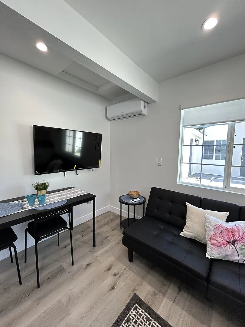 New Entire Unit near Culver City, Pet- friendly — Photo 4