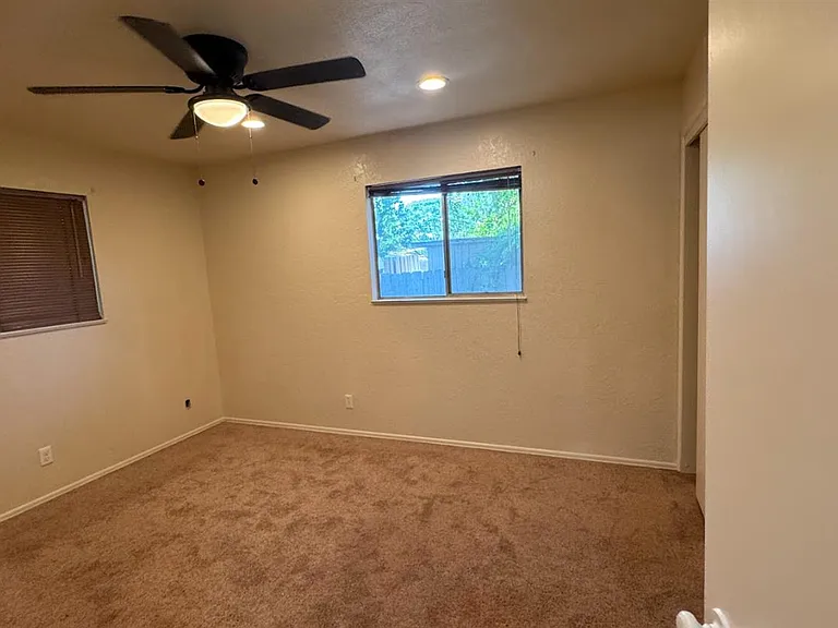 493 N Alta Ave — Photo 11