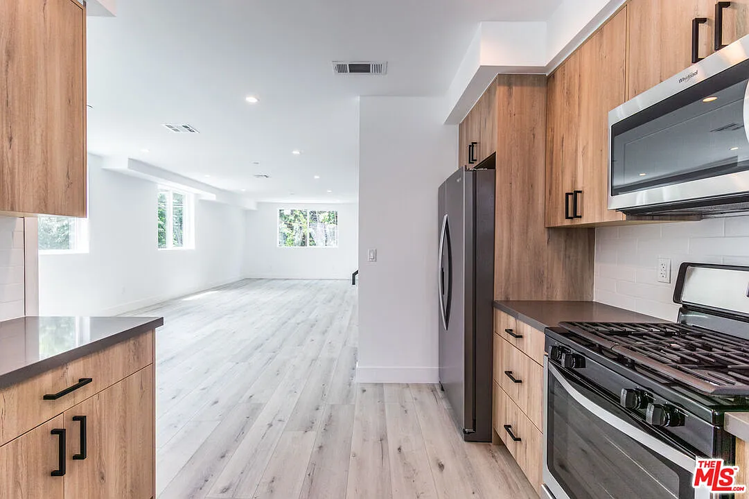 3 bed, 3.0 bath, 1800 sqft, $6,495 — Photo 3