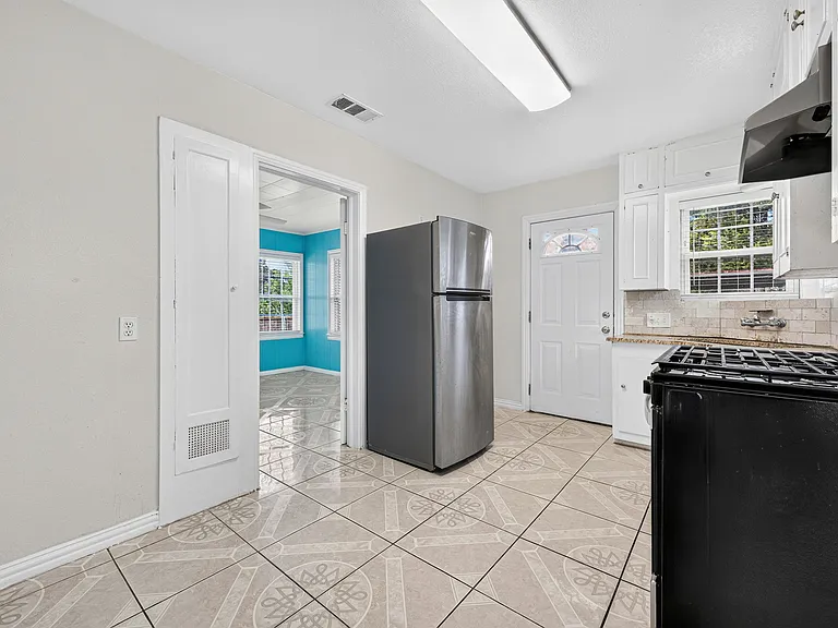907 Buckalew St — Photo 13