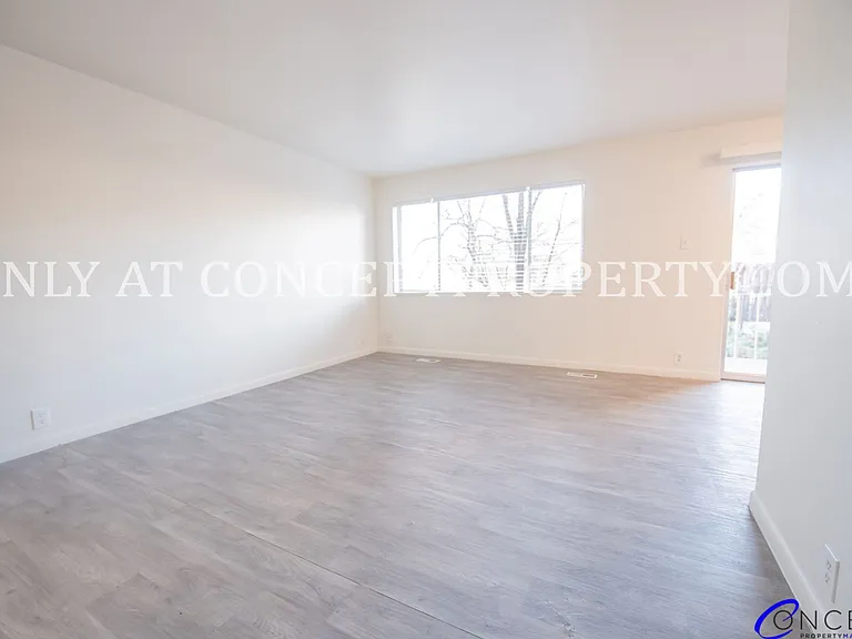 425 E 3rd Ave — Photo 44