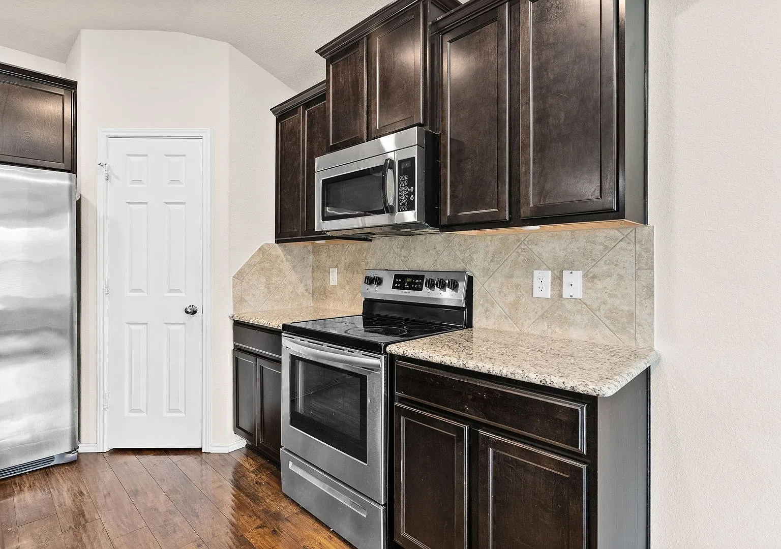 810 Hobby Rd — Photo 3