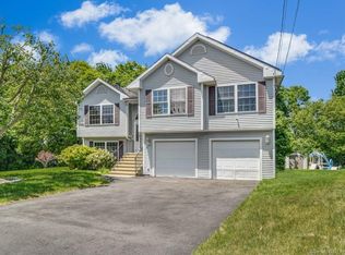 25 Asia Cir, Bridgeport, CT 06610