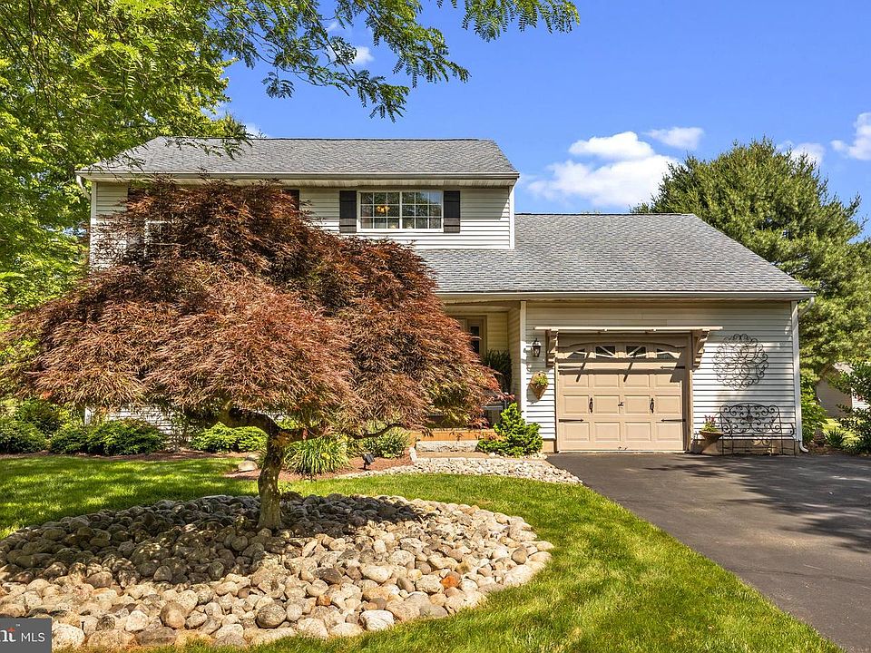 1st image of 121 Burgundy Ln