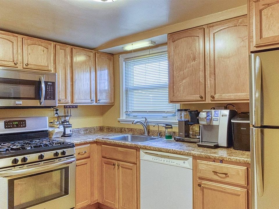 15 Park St Copiague, NY, 11726 Apartments for Rent Zillow